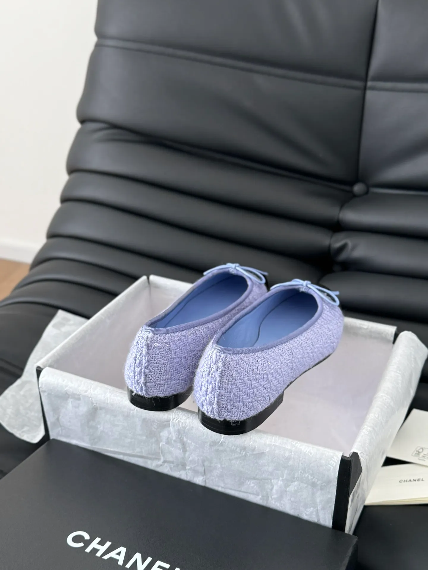 👟👟Ex-factory price 480👟👟 Purchasing-grade Chanel new color ballet shoes, original 1:1 replica, a classic among classics, perfect whether paired with trousers or skirts. The small round toe design is very good at modifying the foot shape, a must-have for little fairies! Heel height: 2.5cm Size: 35-41 (40/41/42/43 customized, non-refundable)